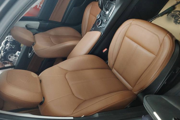 Used Alfa Romeo Giulia 2017 2.0T 200HP Luxury Edition Right Front Seat