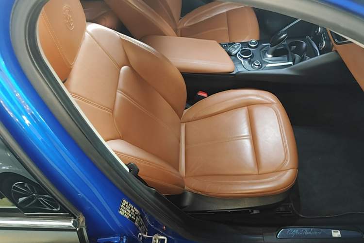 Used Alfa Romeo Giulia 2017 2.0T 280HP Luxury Edition Right Front Seat