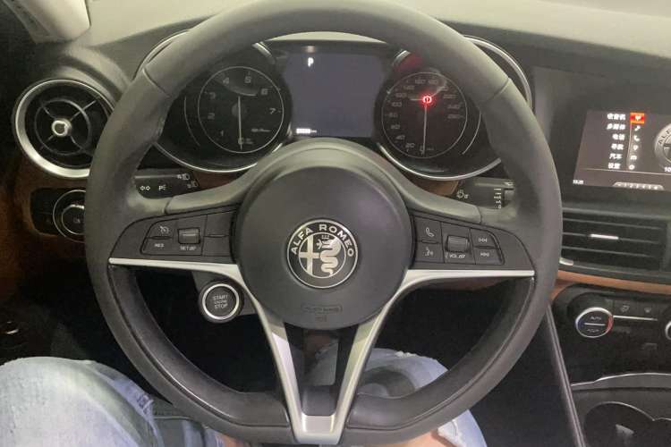 Used Alfa Romeo Giulia 2017 2.0T 200HP Luxury Edition Steering Wheel