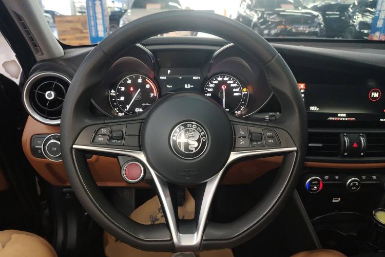 Used Alfa Romeo Giulia 2017 2.0T 200HP Luxury Edition Steering Wheel