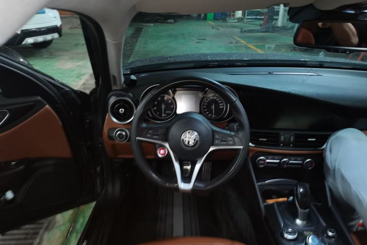 Used Alfa Romeo Giulia 2017 2.0T 200HP Elite Edition Steering Wheel