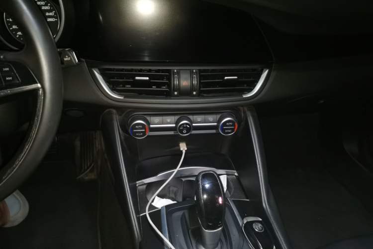 Used Alfa Romeo Giulia 2017 2.0T 200HP Luxury Edition Audio And AC Panel