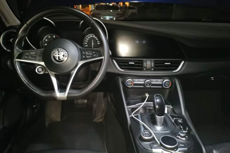 Used Alfa Romeo Giulia 2017 2.0T 200HP Luxury Edition Center Console