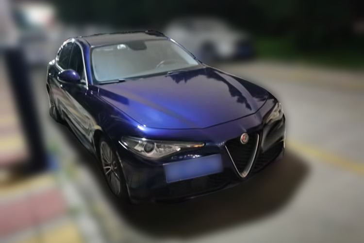 Used Alfa Romeo Giulia 2017 2.0T 200HP Luxury Edition Front Right 45 Deg