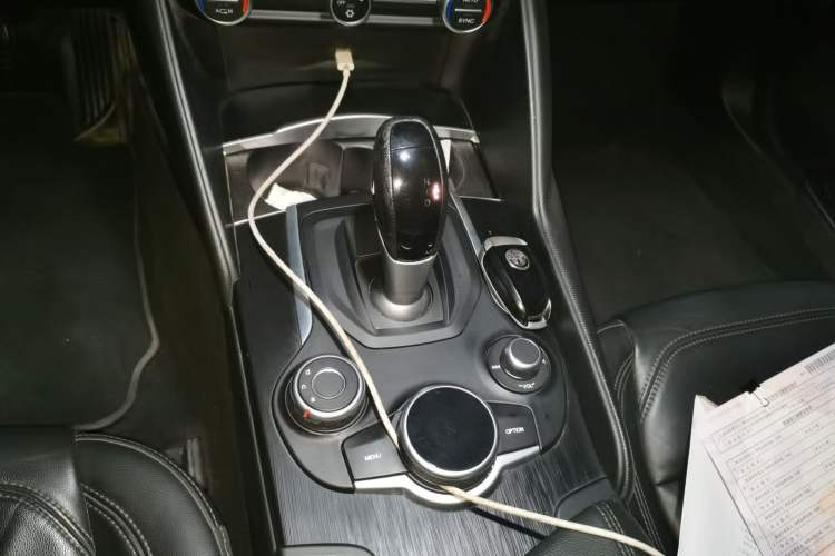 Used Alfa Romeo Giulia 2017 2.0T 200HP Luxury Edition Gear Lever
