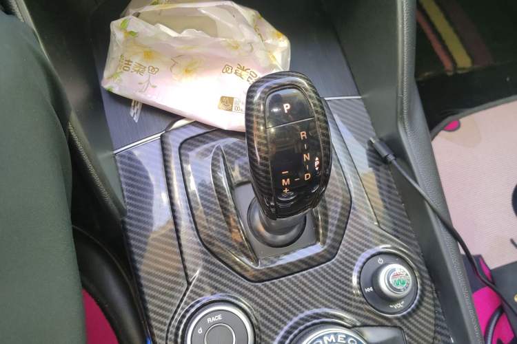 Used Alfa Romeo Giulia 2017 2.0T 280HP Luxury Edition Gear Lever
