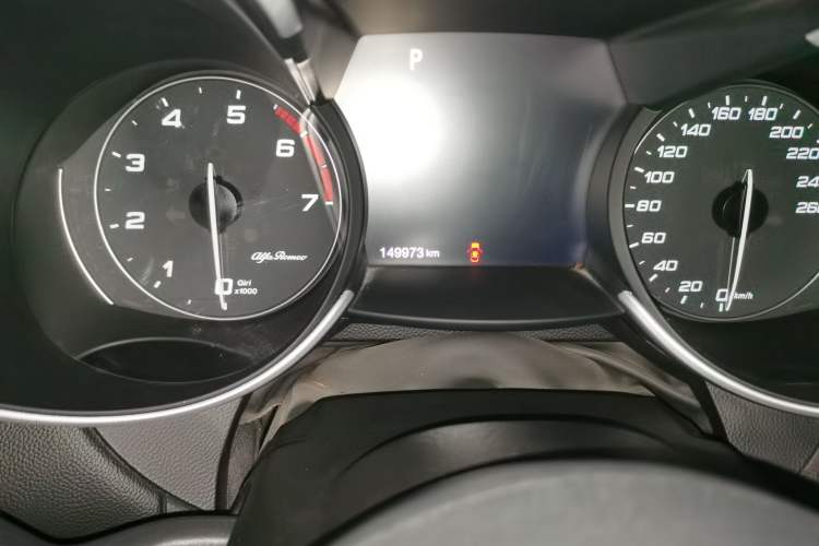 Used Alfa Romeo Giulia 2017 2.0T 200HP Luxury Edition Odometer Close Up
