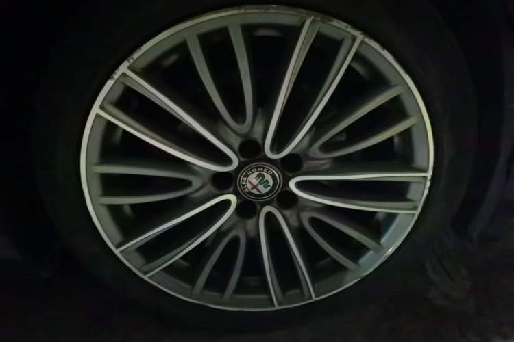 Used Alfa Romeo Giulia 2017 2.0T 200HP Luxury Edition Right Front Wheel Hub