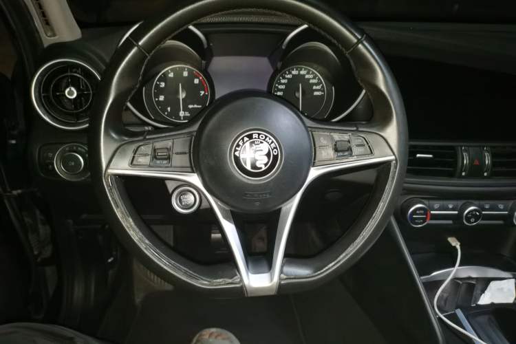 Used Alfa Romeo Giulia 2017 2.0T 200HP Luxury Edition Steering Wheel