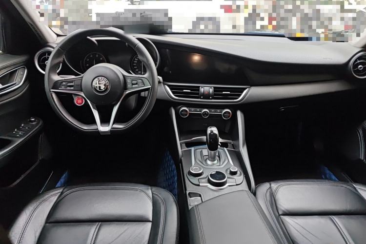 Used Alfa Romeo Giulia 2017 2.0T 200HP Luxury Edition Center Console