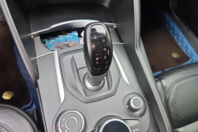 Used Alfa Romeo Giulia 2017 2.0T 200HP Luxury Edition Gear Lever