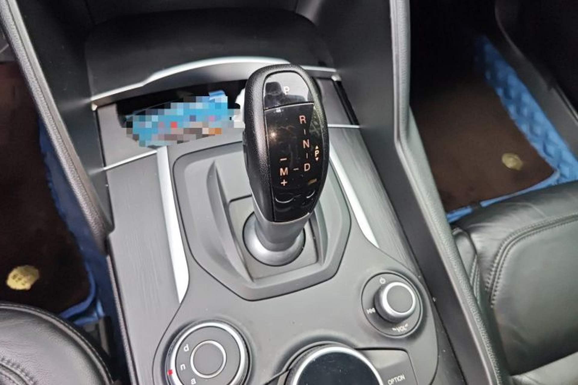 Used Alfa Romeo Giulia 2017 2.0T 200HP Luxury Edition Gear Lever