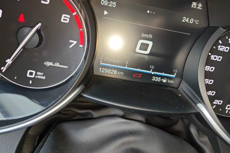 Used Alfa Romeo Giulia 2017 2.0T 200HP Luxury Edition Odometer Close Up