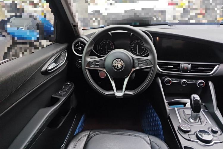 Used Alfa Romeo Giulia 2017 2.0T 200HP Luxury Edition Steering Wheel