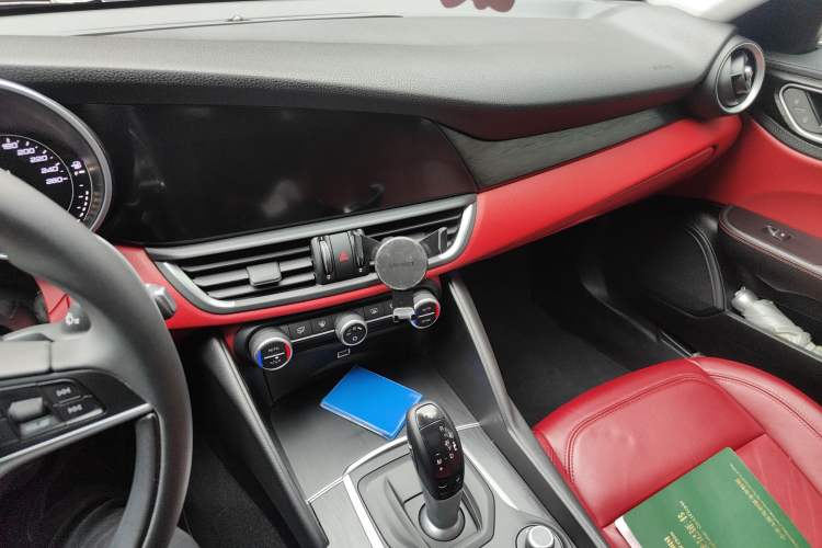 Used Alfa Romeo Giulia 2017 2.0T 280HP Luxury Edition Audio And AC Panel