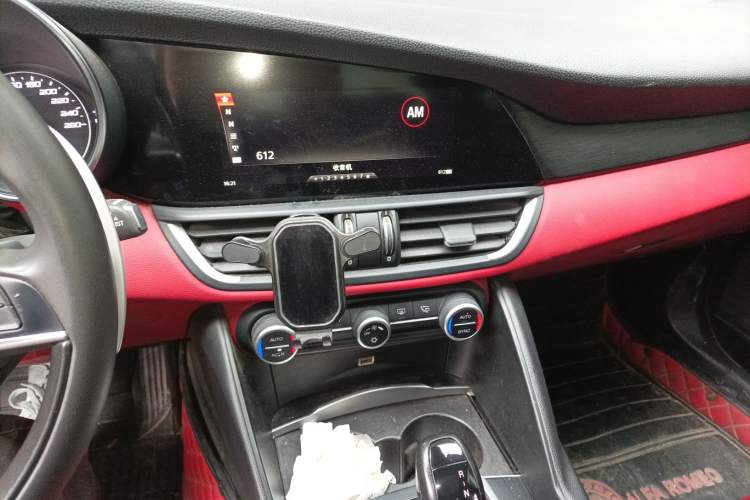 Used Alfa Romeo Giulia 2017 2.0T 280HP Luxury Edition Audio And AC Panel