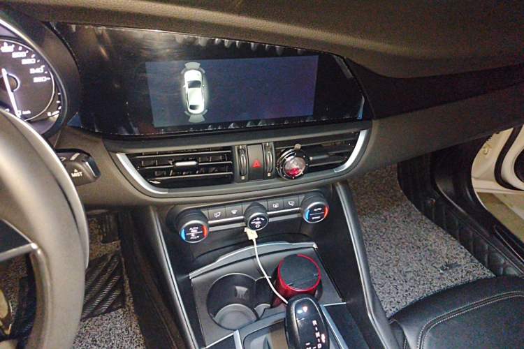 Used Alfa Romeo Giulia 2017 2.0T 280HP Luxury Edition Audio And AC Panel