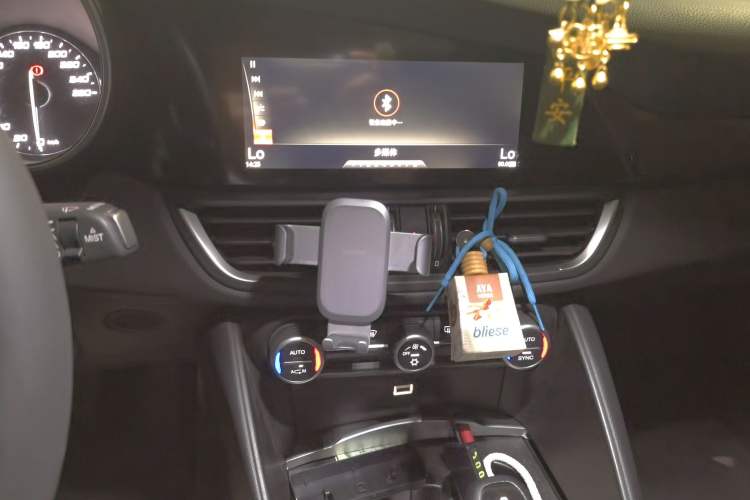 Used Alfa Romeo Giulia 2017 2.0T 200HP Luxury Edition Audio And AC Panel