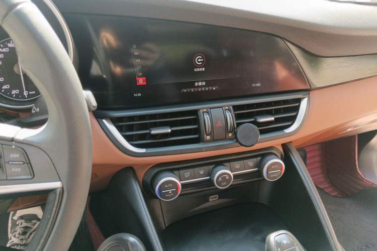 Used Alfa Romeo Giulia 2017 2.0T 280HP Luxury Edition Audio And AC Panel