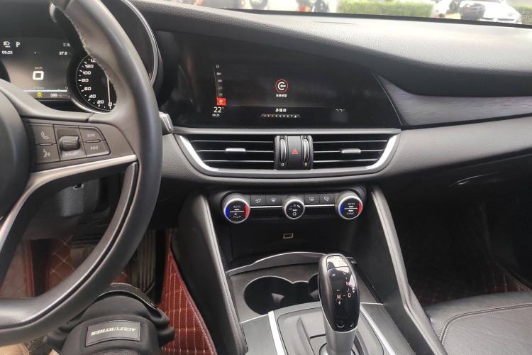 Used Alfa Romeo Giulia 2017 2.0T 280HP Luxury Edition Audio And AC Panel