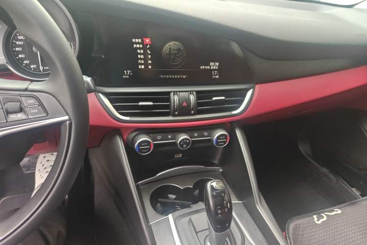 Used Alfa Romeo Giulia 2017 2.0T 200HP Luxury Edition Audio And AC Panel
