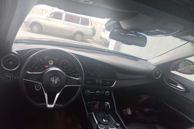 Used Alfa Romeo Giulia 2017 2.0T 200HP Luxury Edition Center Console