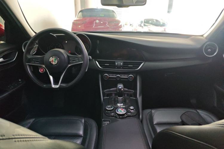 Used Alfa Romeo Giulia 2017 2.0T 280HP Luxury Edition Center Console