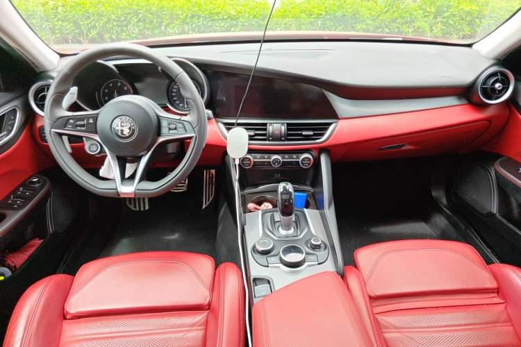 Used Alfa Romeo Giulia 2017 2.0T 280HP Luxury Sport Edition Center Console
