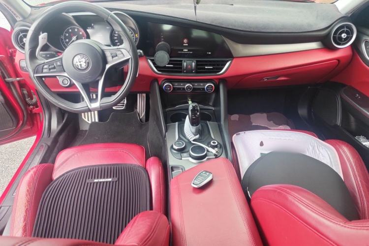 Used Alfa Romeo Giulia 2017 2.0T 280HP Luxury Sport Edition Center Console