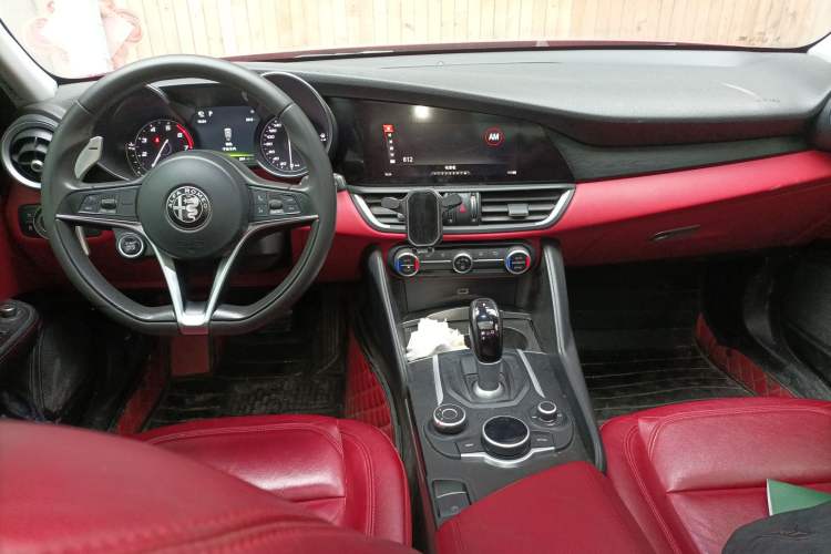 Used Alfa Romeo Giulia 2017 2.0T 280HP Luxury Edition Center Console