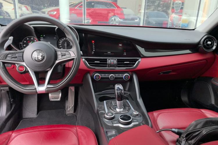Used Alfa Romeo Giulia 2017 2.0T 200HP Luxury Edition Center Console