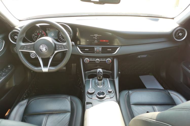 Used Alfa Romeo Giulia 2017 2.0T 200HP Luxury Edition Center Console