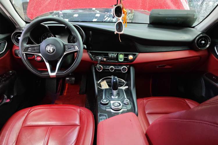 Used Alfa Romeo Giulia 2017 2.0T 200HP Luxury Edition Center Console