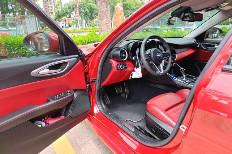 Used Alfa Romeo Giulia 2017 2.0T 280HP Luxury Sport Edition Driver Seat