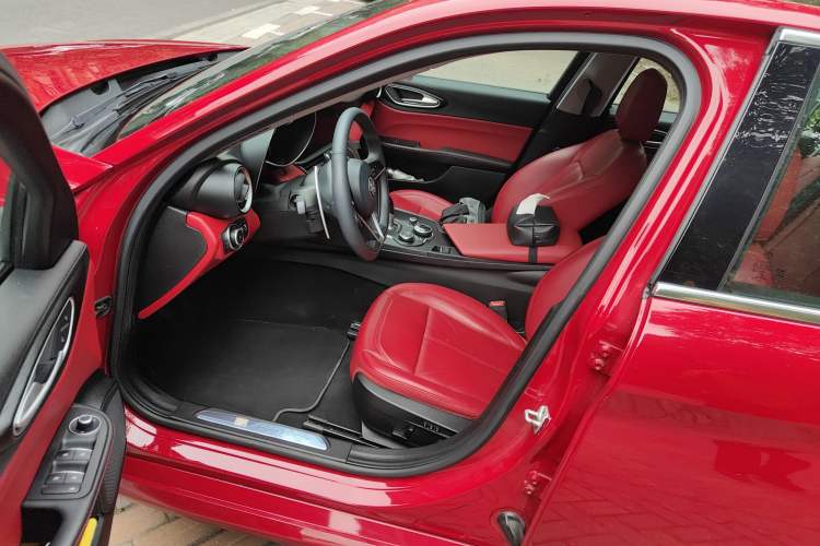 Used Alfa Romeo Giulia 2017 2.0T 280HP Luxury Edition Driver Seat