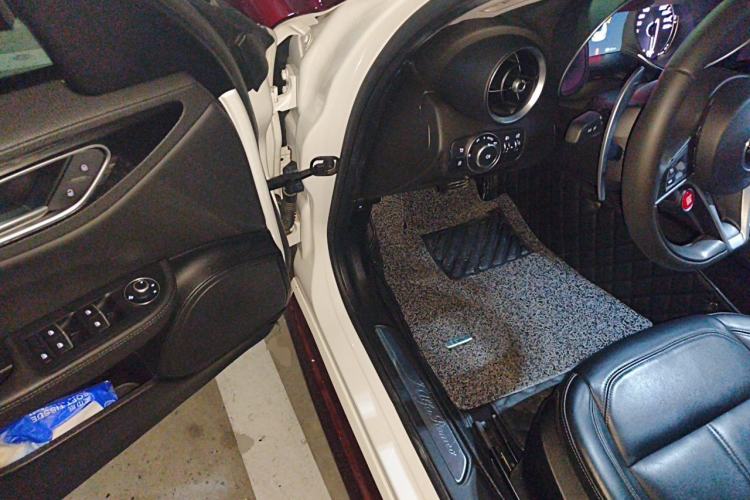 Used Alfa Romeo Giulia 2017 2.0T 280HP Luxury Edition Driver Seat