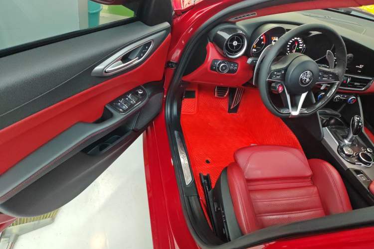 Used Alfa Romeo Giulia 2017 2.0T 280HP Luxury Sport Edition Driver Seat