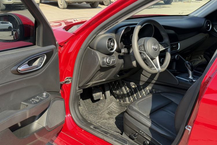 Used Alfa Romeo Giulia 2017 2.0T 200HP Luxury Edition Driver Seat
