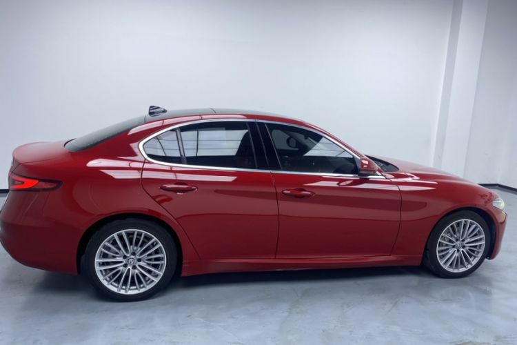 Used Alfa Romeo Giulia 2017 2.0T 200HP Luxury Edition Exterior 1