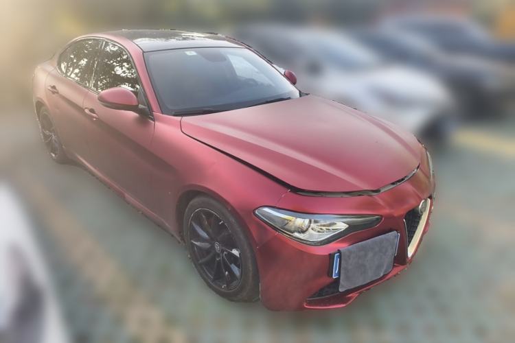 Used Alfa Romeo Giulia 2017 2.0T 200HP Luxury Edition Exterior 2