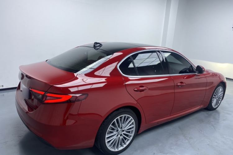 Used Alfa Romeo Giulia 2017 2.0T 200HP Luxury Edition Exterior 2