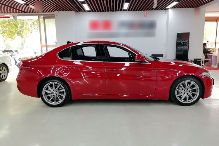 Used Alfa Romeo Giulia 2017 2.0T 200HP Luxury Edition Exterior 2