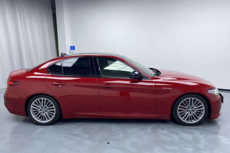 Used Alfa Romeo Giulia 2017 2.0T 280HP Luxury Sport Edition Exterior 2
