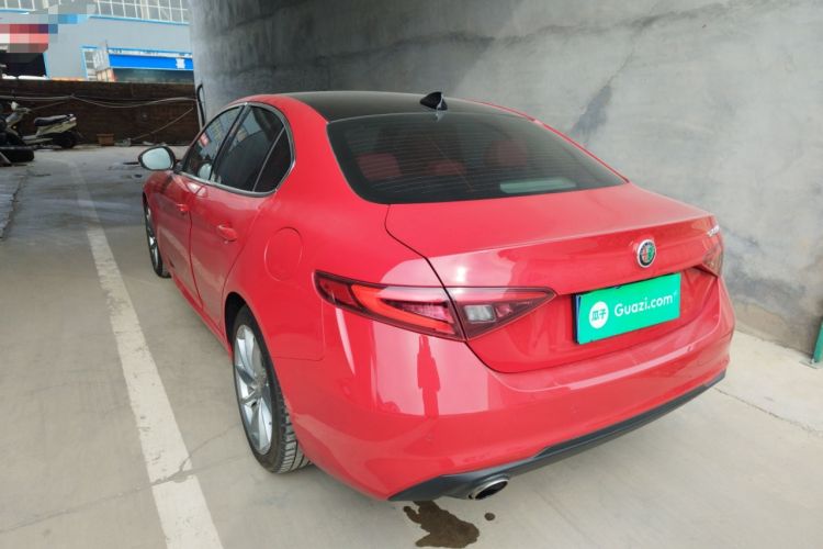 Used Alfa Romeo Giulia 2017 2.0T 200HP Luxury Edition Exterior 2