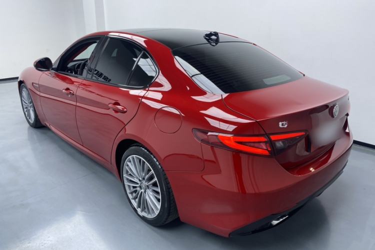 Used Alfa Romeo Giulia 2017 2.0T 280HP Luxury Sport Edition Exterior 2