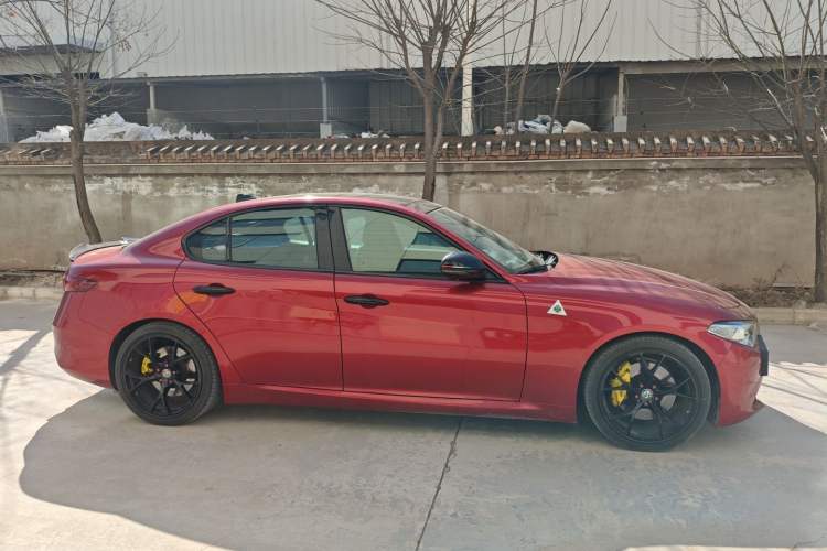 Used Alfa Romeo Giulia 2017 2.0T 280HP Luxury Edition Exterior 2