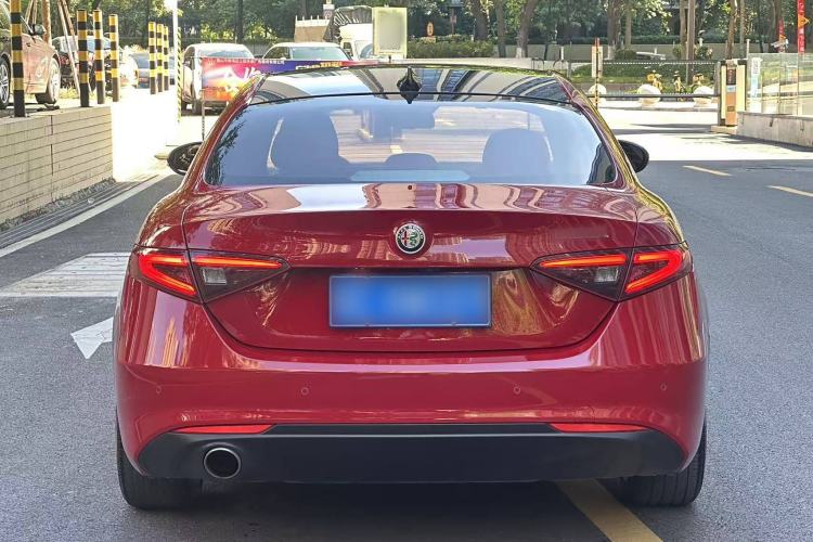 Used Alfa Romeo Giulia 2017 2.0T 200HP Luxury Edition Exterior 2