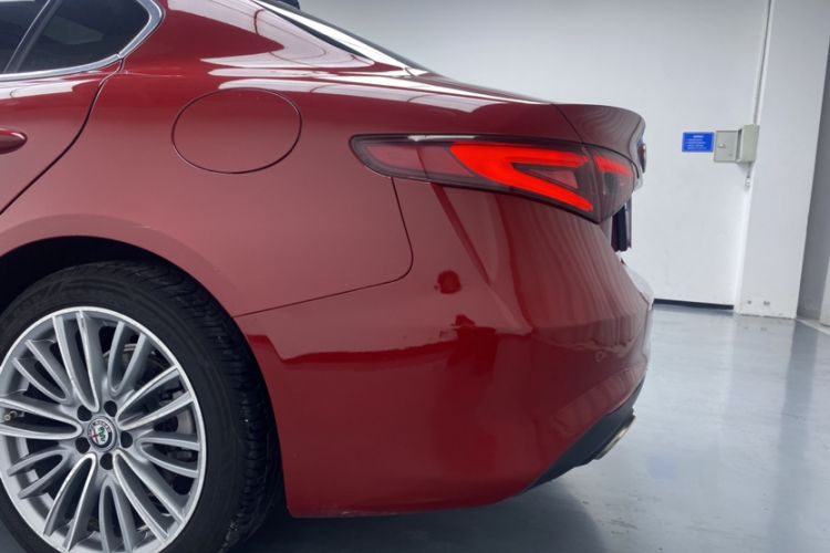 Used Alfa Romeo Giulia 2017 2.0T 200HP Luxury Edition Exterior 3