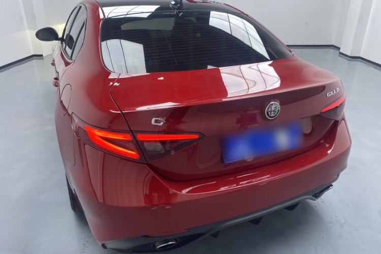 Used Alfa Romeo Giulia 2017 2.0T 280HP Luxury Sport Edition Exterior 3