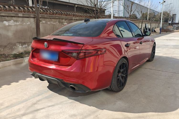 Used Alfa Romeo Giulia 2017 2.0T 280HP Luxury Edition Exterior 3